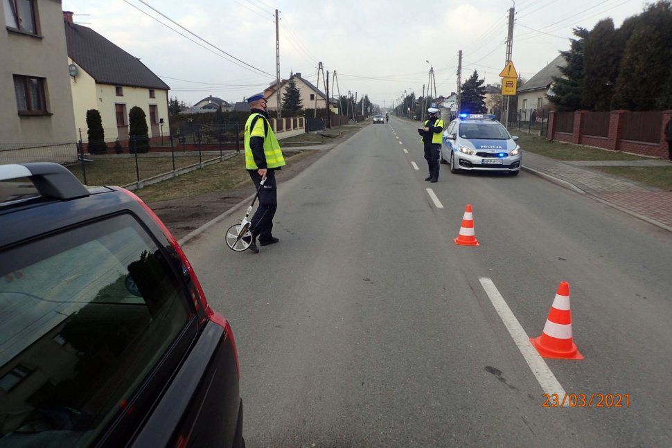 Dramat na Śląsku. 9-latek wbiegł pod nadjeżdżający samochód