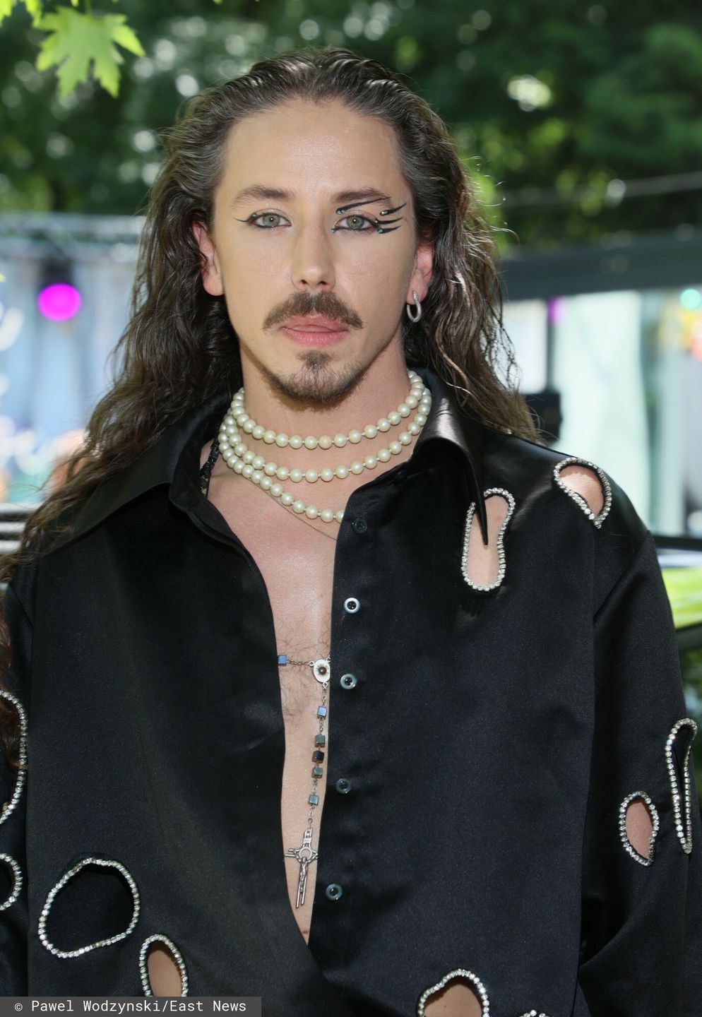 Michał Szpak w kolii z pereł