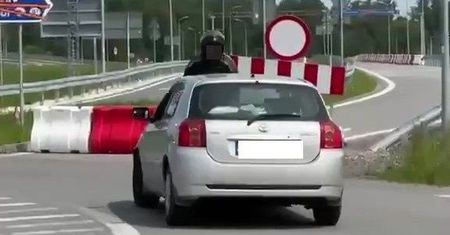 Wziął motocyklistę na maskę toyoty, gdy ten próbował go zatrzymać.