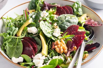 Weź do pracy lekką sałatkę z sezonowym hitem. Jest pełna potasu i żelaza