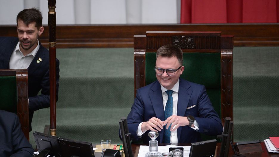 Warszawa, 18.01.2024. Marszałek Sejmu Szymon Hołownia (P) oraz Sekretarz stanu w ministerstwie Rolnictwa i Rozwoju Wsi Michał Kołodziejczak (L) na sali obrad Sejmu w Warszawie, 18 bm. W Sejmie ma odbyć się dziś głosowanie nad rządowym projektem ustawy budżetowej na rok 2024. (jm) PAP/Marcin Obara