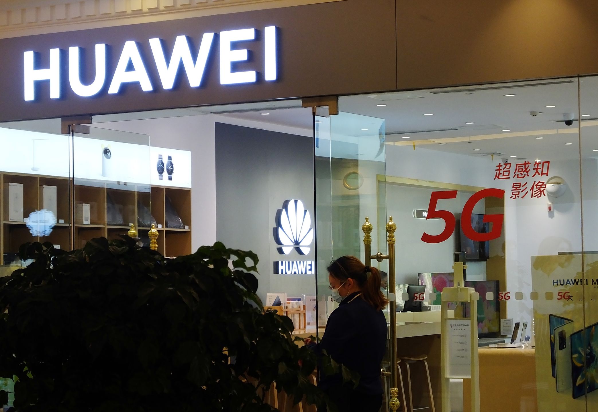 YICHANG, CHINA - APRIL 12, 2021 - A view of a Huawei store in Yichang, Hubei Province, China, April 12, 2021. Huawei announced five strategic measures for the future: it will invest more in software capabilities and smart cars.&#xA; (Photo credit should read Costfoto/Barcroft Media via Getty Images)