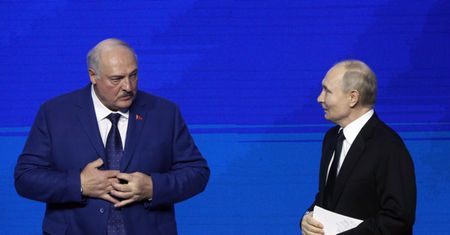 Łukaszenka osobiście wizytuje armię. Propagandowy pokaz siły przy granicy