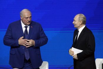 Łukaszenka osobiście wizytuje armię. Propagandowy pokaz siły przy granicy