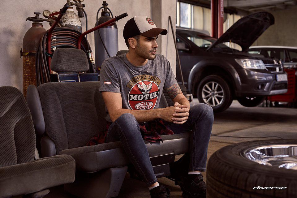 Garderoba fana motoryzacji. Co powinno się w niej znaleźć?