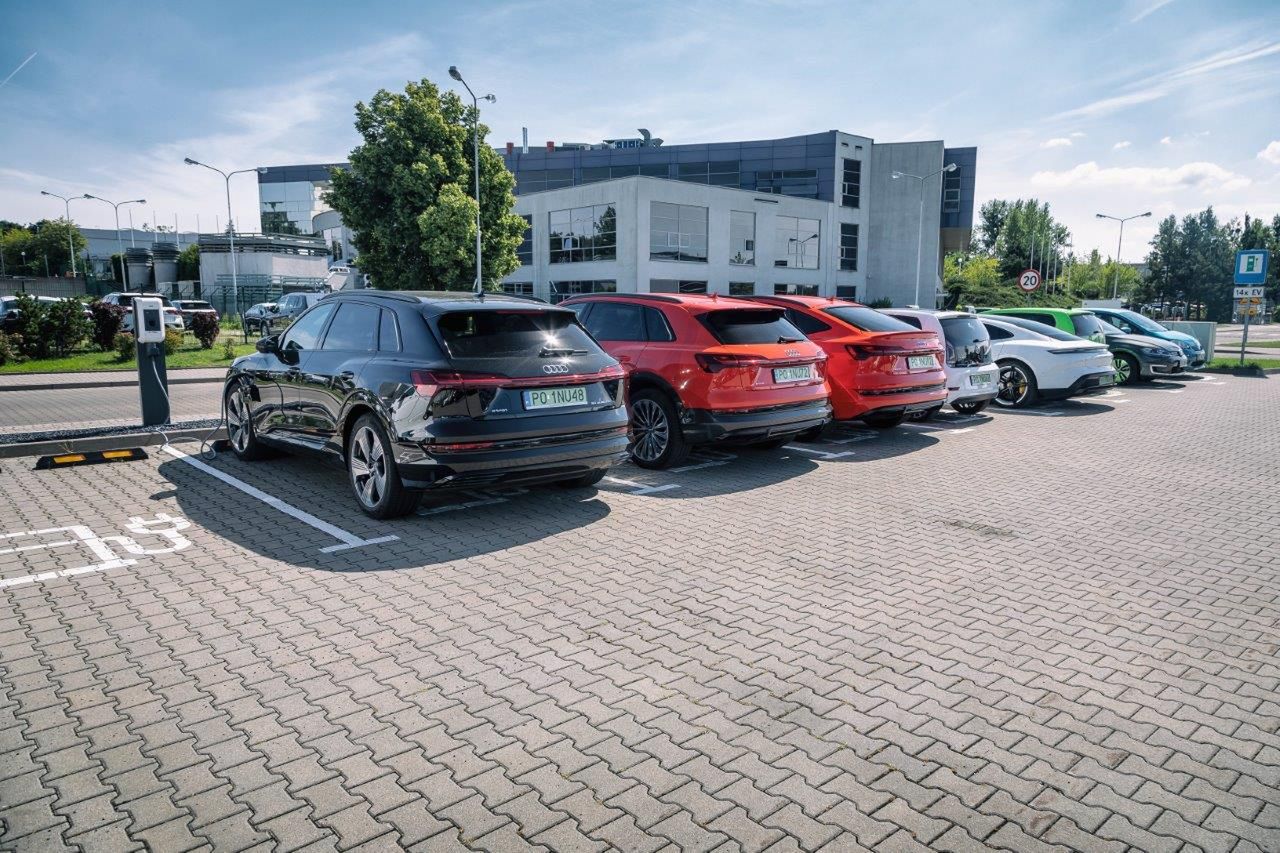 Co czwarte nowe auto w Polsce sprzedaje Grupa Volkswagen. Chce nas przeprowadzić do elektryków