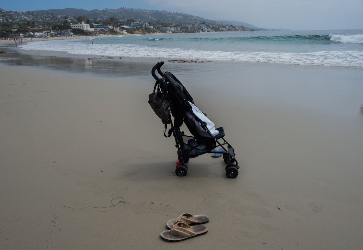 Samotny wózek na plaży i kartka od matki