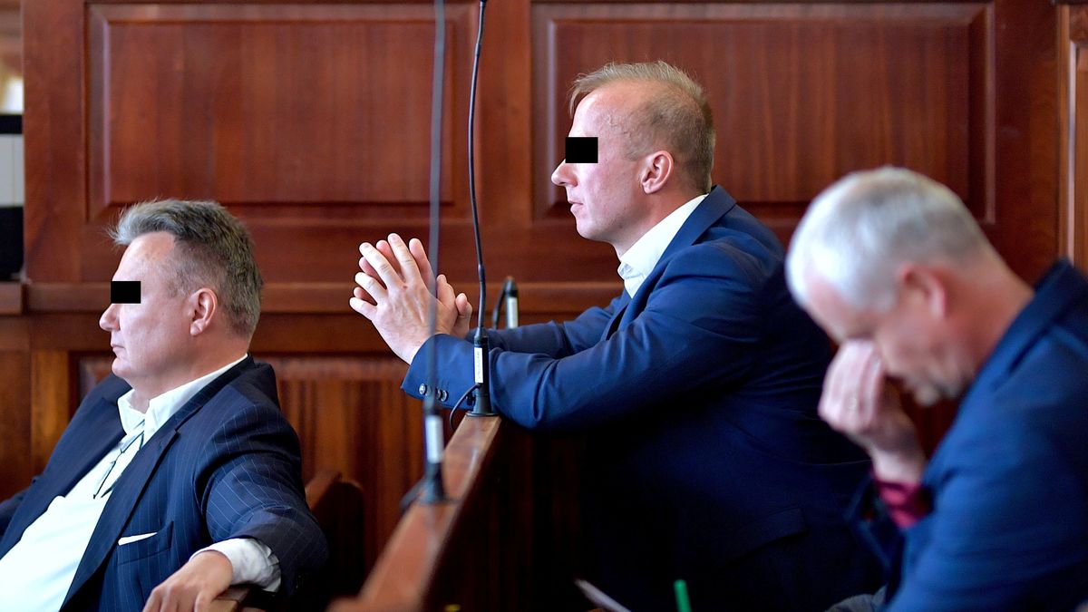 Wrocław, 17.05.2023. Oskarżeni Rafał H. (L), Piotr B. (P) i Jerzy G. (C) na sali Sądu Okręgowego we Wrocławiu, 17 bm. Sąd ma wydać wyrok w procesie dotyczącym oszustów na szkodę PCK. (aldg) PAP/Sebastian Borowski *** UWAGA!!! ZAKAZ PUBLIKACJI WIZERUNKU I DANYCH OSOBOWYCH OSKARŻONEGO! ***