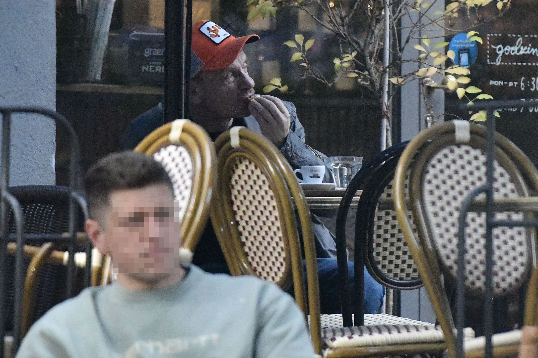 Bartosz Żukowski w kawiarni