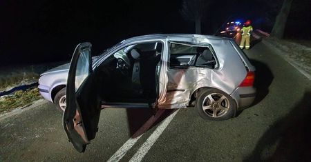 Od miesiąca miał prawo jazdy. 18-latek z impetem uderzył w drzewo