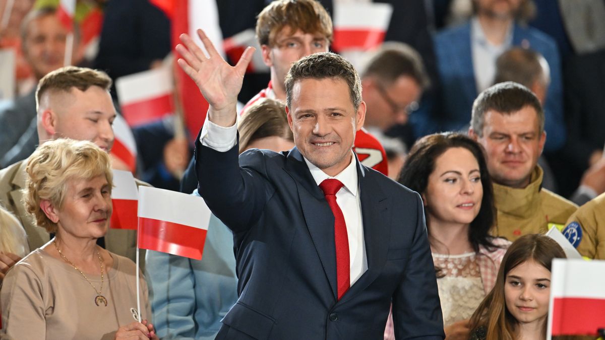 Sandomierz, 18.05.2025. Wybory prezydenta RP - I tura. Kandydat KO w wyborach prezydenckich, prezydent Warszawy Rafał Trzaskowski (C) w sztabie wyborczym w Hali Sportowo-Widowiskowej MOSiR w Sandomierzu, 18 bm. Zakończyło się głosowanie w I turze wyborów prezydenta RP. (mr) PAP/Piotr Polak