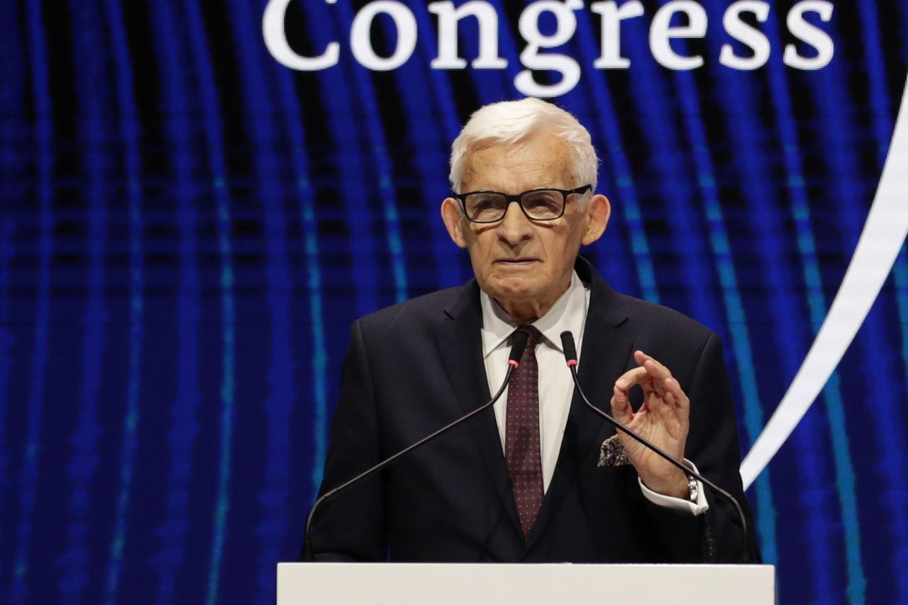 Kończy przygodę w PE. Tyle zarobił Buzek jako europoseł