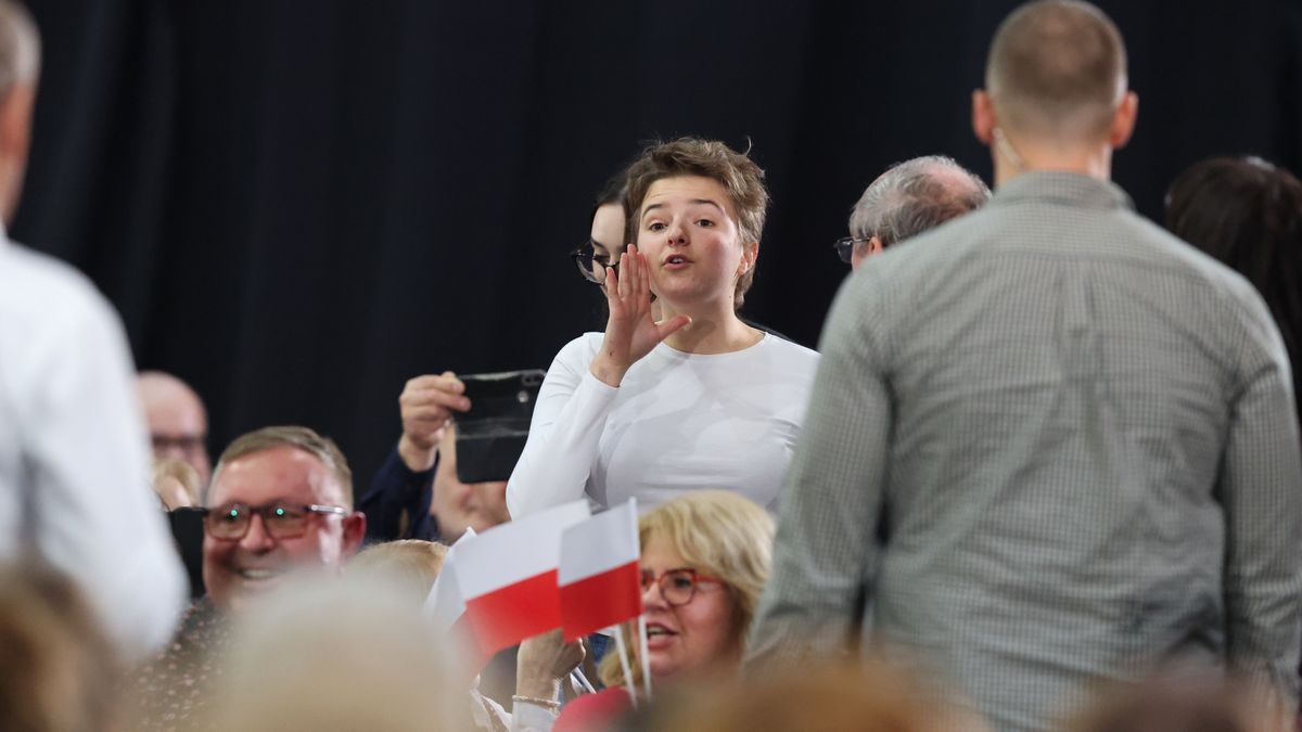 Piotrków Trybunalski, 15.10.2025. Aktywistka Dominika Lasota (C) wśród uczestników otwartego spotkania z premierem Donaldem Tuskiem w siedzibie Zespołu Szkół Ponadpodstawowych nr 4. w Piotrkowie Trybunalskim, 15 bm. (jm) PAP/Marian Zubrzycki