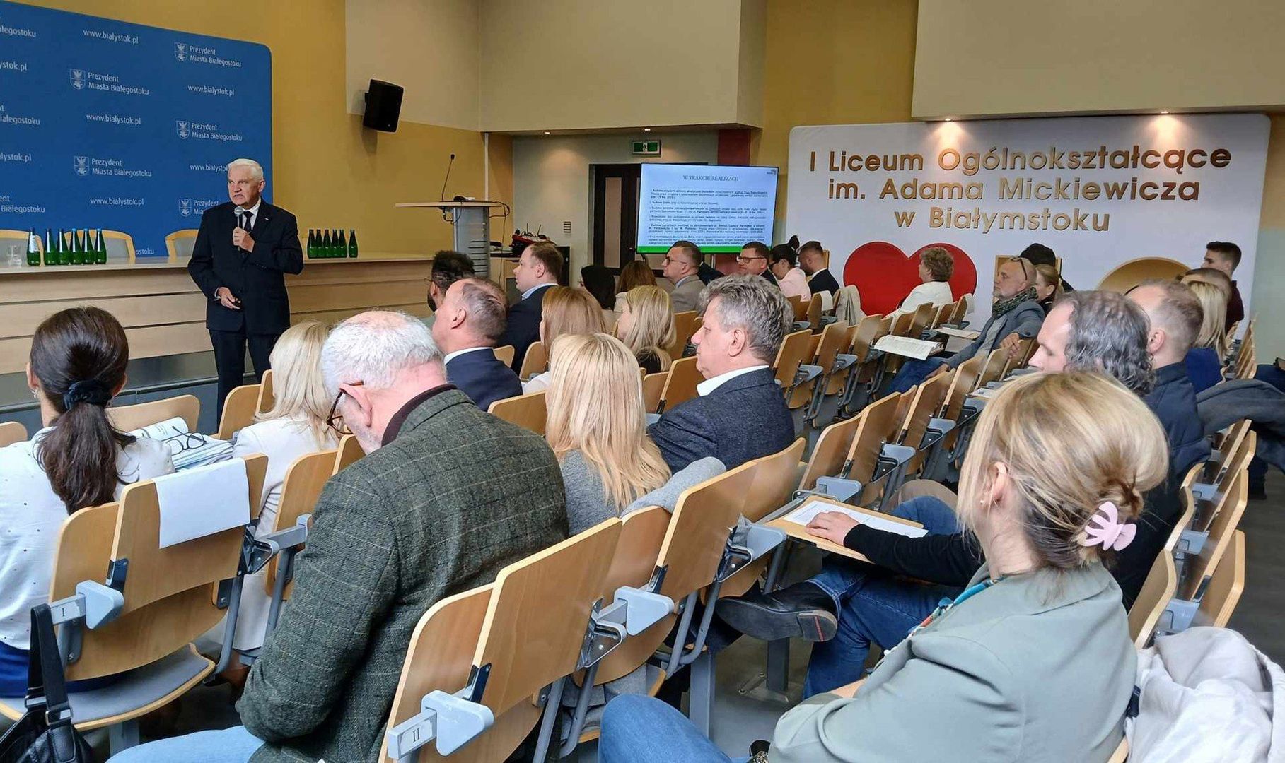 Spotkanie mieszkańców z prezydentem, urzędnikami i radnymi w I LO