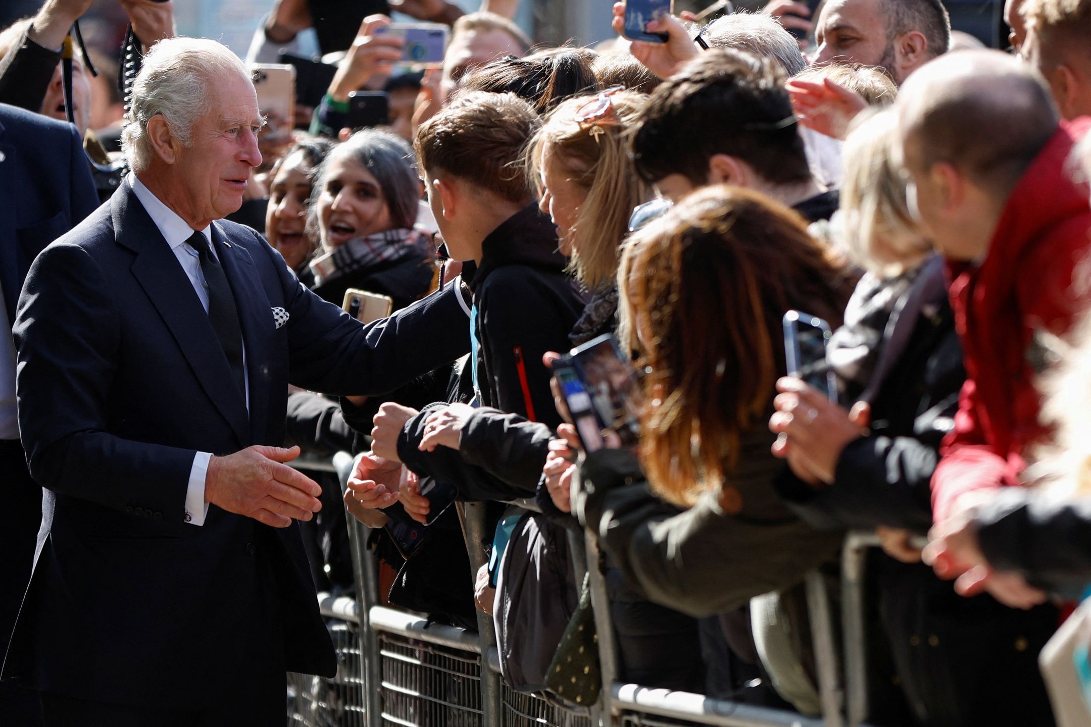 król Karol i książę William wspierają poddanych