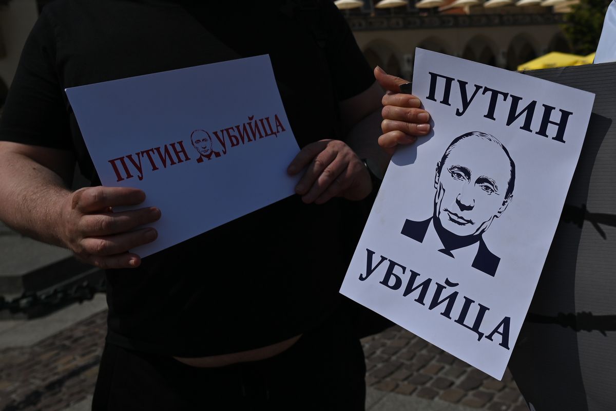 Постер "Путін-вбивця"(Photo by Artur Widak/NurPhoto via Getty Images)