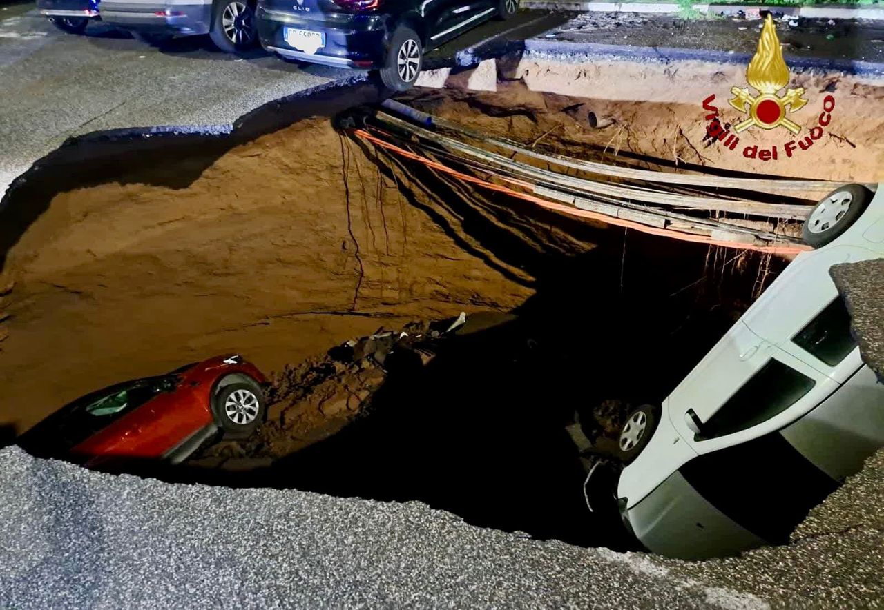 A huge sinkhole in Rome "swallowed" cars.