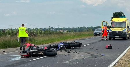 Zderzenie dwójki motocyklistów z ciężarówką. Dwie osoby nie żyją, droga jest zablokowana