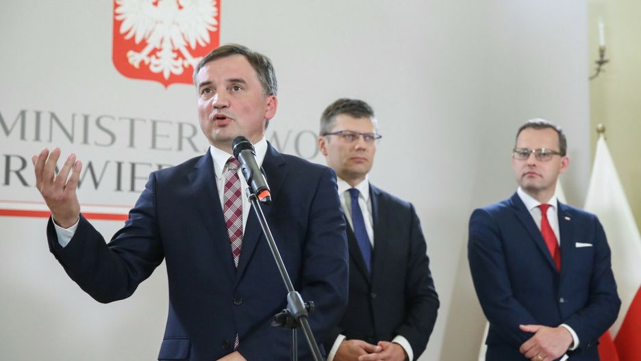 Konferencja prasowa Zbigniewa Ziobry. Na zdjęciu są również Marcin Warchol, Marcin Romanowski zapamiętani jako dobrodzieje kół gospodyń wiejskich