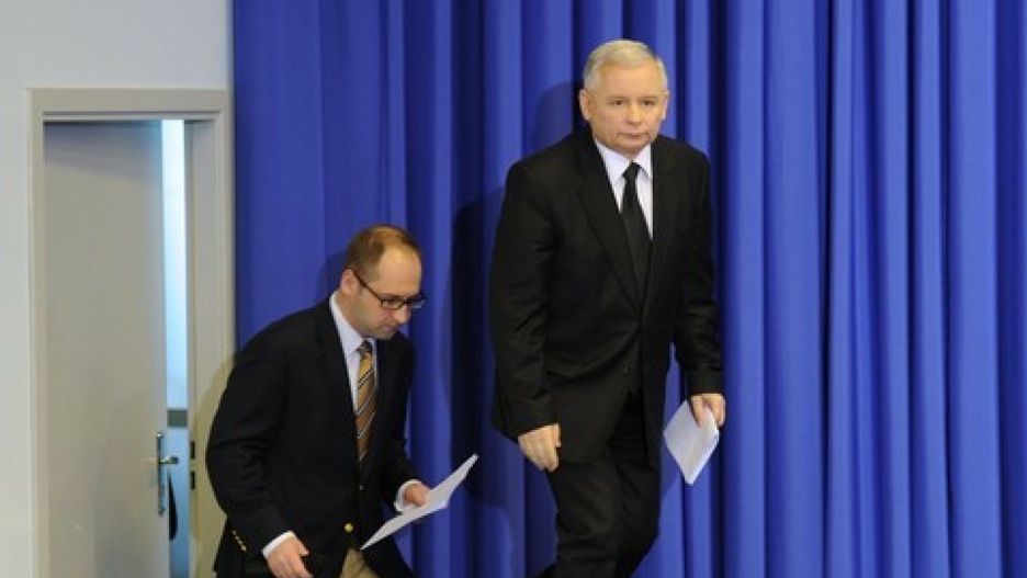 Jaros?aw Kaczy?ski
PHOTO: PIOTR BLAWICKI / EAST NEWS  
WARSZAWA KONFERENCJA KANDYDATA NA PREZYDENTA PIS 
NA ZDJECIU JAROSLAW KACZYNSKI I ADAM BIELAN 
27 / 05 / 2010
BLAWICKI PIOTR