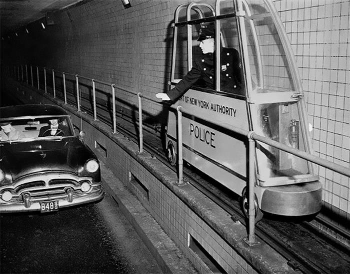 Elektroniczny wózek służący do kontroli korków w Nowym Jorku. USA, 1955.