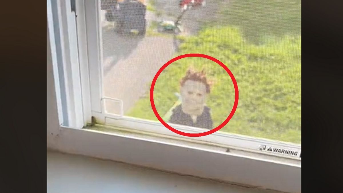 Zmywała naczynia i spojrzała, co robi jej syn