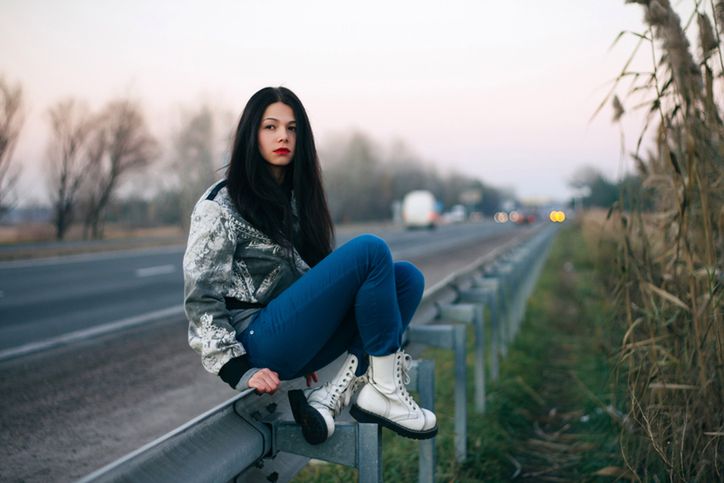 Kobiece sposoby na damskie glany. Jak zestawiać ciężkie buty ze dziewczęcymi dodatkami?