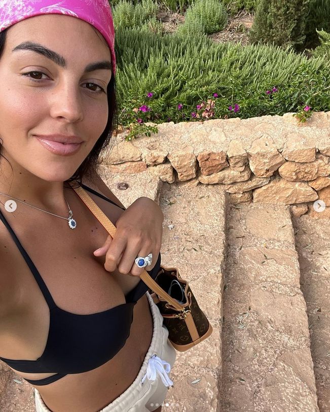 Georgina Rodriguez chwali się szczupłym brzuchem na zdjęciach z wakacji