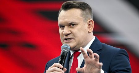 Sześć nieruchomości, BMW i kredyt w euro. Tak wygląda majątek Dominika Tarczyńskiego