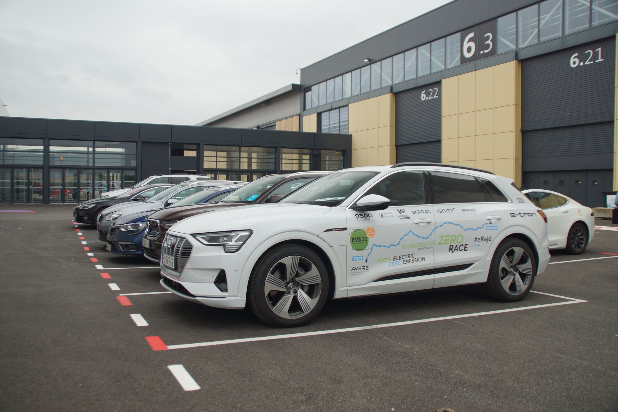 Nasze audi zaparkowane pod wejściem na EVS32 w Lyonie