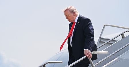 Oszukali wszystkich. Trump był przeprowadzony potajemnie do innego samolotu