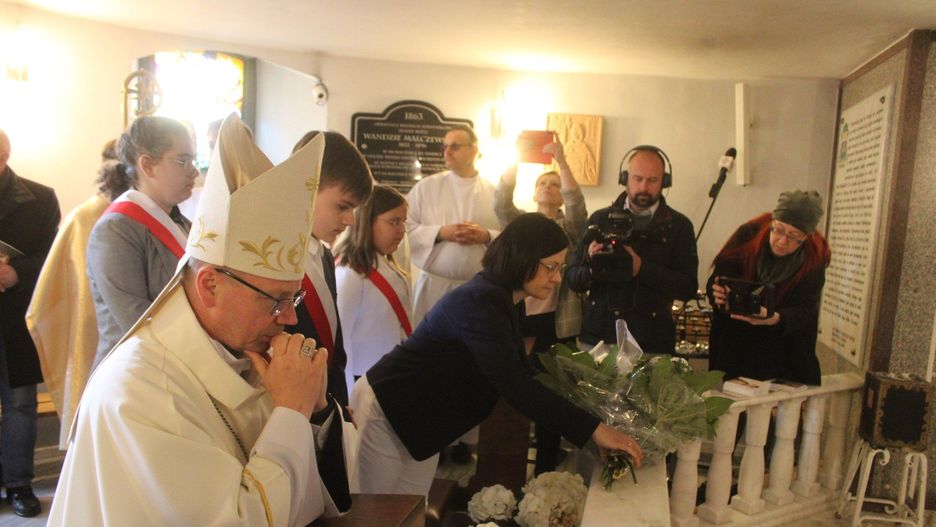 Pielgrzymka do grobu Wandy Malczewskiej w Parznie