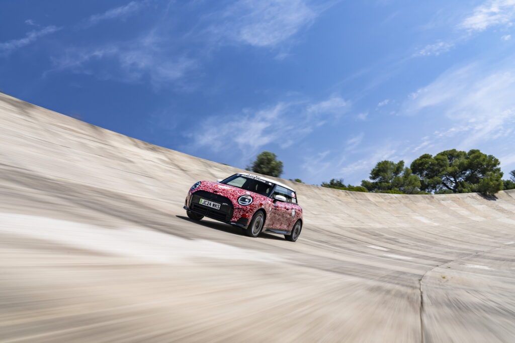 Mini JCW E w kamuflażu