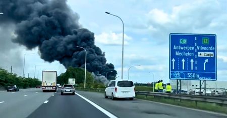Czarne kłęby dymu przy lotnisku. Nagranie świadka pożaru pod Brukselą