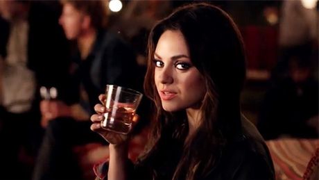 Mila Kunis reklamuje whiskey!