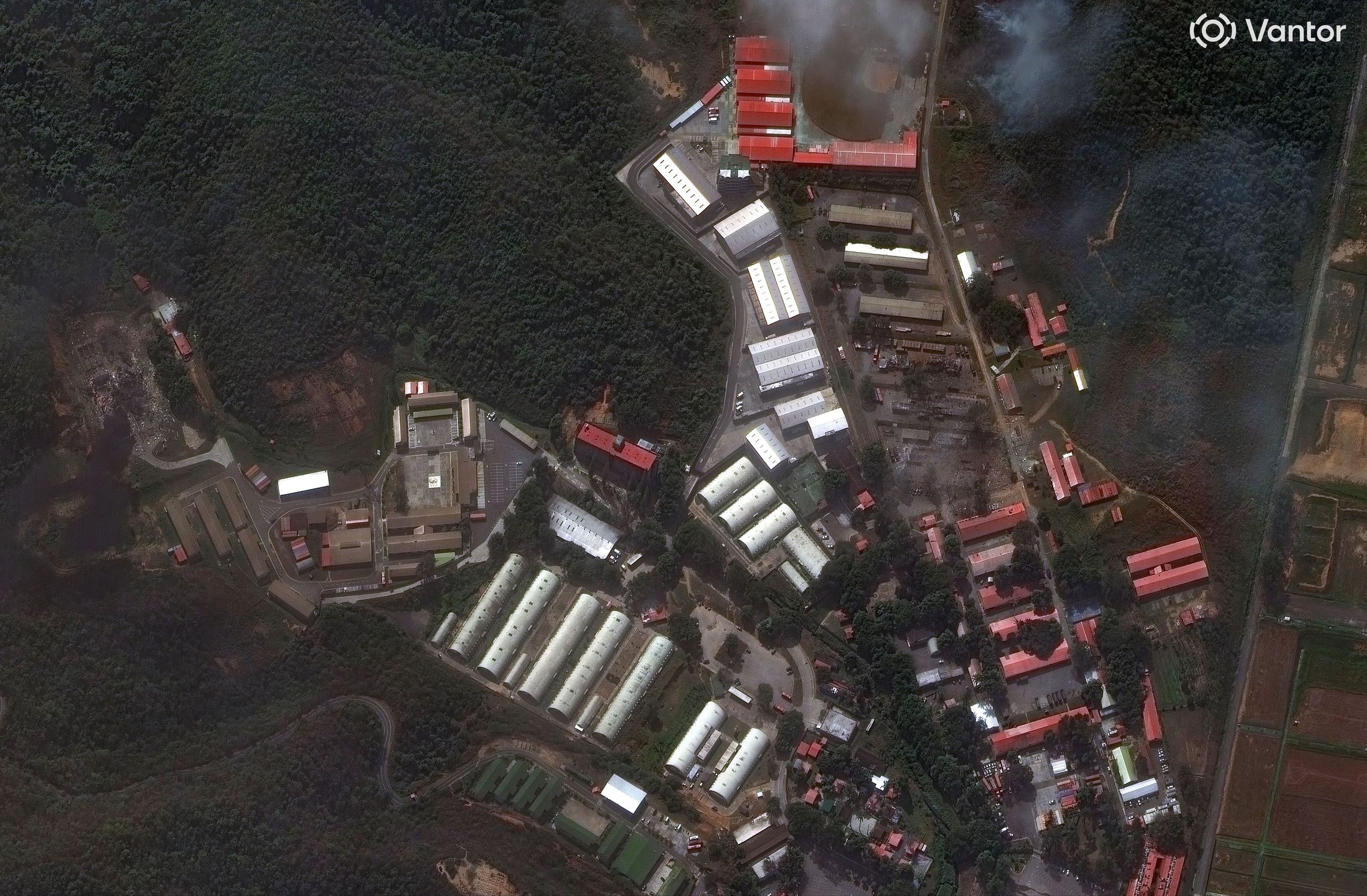 A handout satellite image made available by Vantor shows the Venezuelan military complex at Fuerte Tiuna, Caracas, following US attacks 03 January 2026. US President Trump announced that US forces have successfully captured Venezuelan President Nicolas Maduro and his wife during a series of large-scale strikes on Caracas on 03 January 2026. EPA/SATELLITE IMAGE ?2025 VANTOR / HANDOUT -- MANDATORY CREDIT: SATELLITE IMAGE 2025 VANTOR -- THE WATERMARK MAY NOT BE REMOVED/CROPPED --HANDOUT EDITORIAL USE ONLY/NO SALES Dostawca: PAP/EPA.