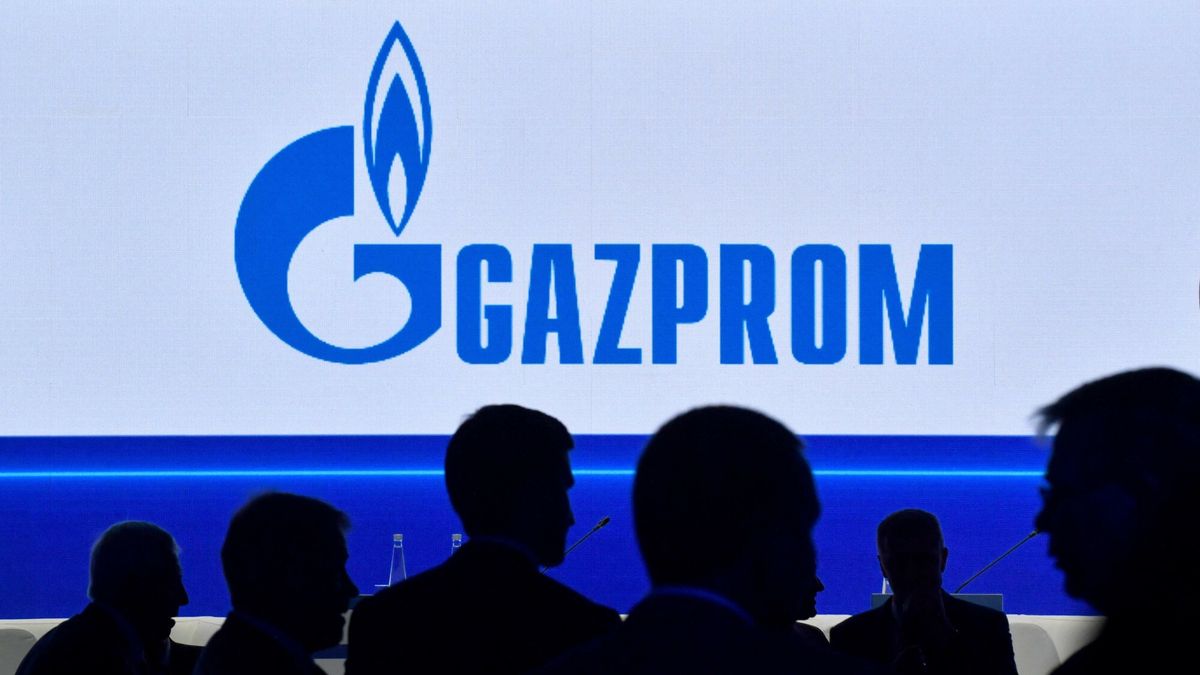 Archiwum zagraniczne East News 2023-05
(FILES) Participants walk in front of a large screen displaying the logo of Russia's energy giant Gazprom during the St. Petersburg International Gas Forum (SPIGF) in Saint Petersburg on September 15, 2022. Energy giant Gazprom said on May 23, 2023 its net profit fell by 41 percent in 2022 as energy exports plummeted due to Western sanctions over Moscow's offensive in Ukraine. (Photo by OLGA MALTSEVA / AFP)
OLGA MALTSEVA