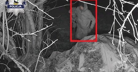 65-latek nagrany w nocy. Sąsiedzi poszli na policję