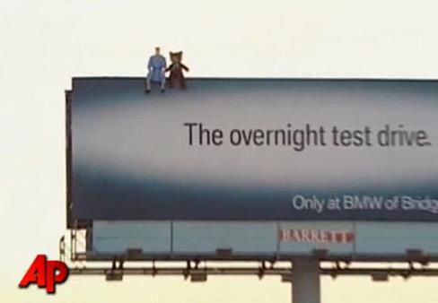 Człowiek na billboardzie - dobra reklama czy przegięcie?