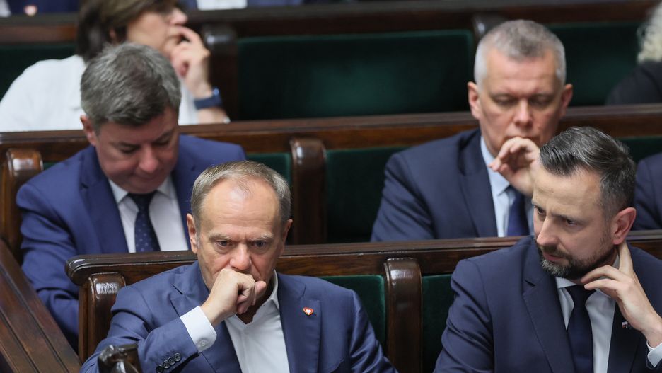 Donald Tusk, W�adys�aw Kosiniak-Kamysz, Tomasz Siemoniak, Jan Grabiec
Warszawa, 22.05.2024. Premier Donald Tusk (L-d�), wicepremier, minister obrony narodowej W�adys�aw Kosiniak-Kamysz (P-d�), minister spraw wewn�trznych i administracji Tomasz Siemoniak (P-g�ra) oraz szef KPRM Jan Grabiec (L-g�ra) na sali obrad Sejmu w Warszawie, 22 bm. Pos�owie maj� wys�ucha� informacji szefa MON w sprawie stanu bezpiecze�stwa RP.  (jm) PAP/Leszek Szyma�ski
Leszek Szyma�ski
obrad, polityk polityka, posiedzenie, pos�owie, sala, sejm, sejmu, 10, 10., kadencja, kadencji, ministerstwo obrony narodowej