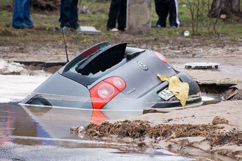 Gigantyczna dziura pożerająca samochody na Ukrainie
