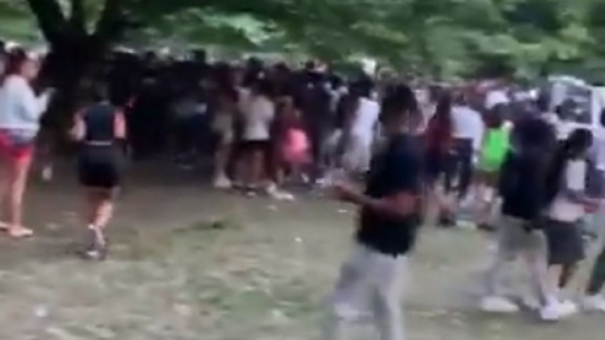 W Londynie zorganizowano wydarzenie muzyczne. Policja musiała rozproszyć tłum. 