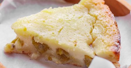 Kruche ciasto i zapomniane owoce w budyniu. Prosty przepis, a ciasto jak z kawiarni
