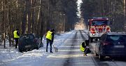 Udrzyn: Poważny wypadek na zaśnieżonej drodze. Podczas omijania innego auta, kierowca wpadł w poślizg i potrącił 82-latkę