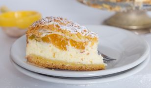 Sernik z brzoskwiniami