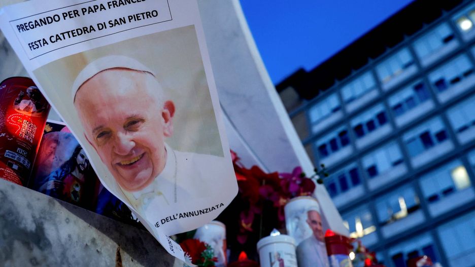 Pope Francis hospitalized at Gemelli hospital in Rome
epa11916254 A poster with the image of Pope Francis at the foot of the statue of Pope St. John Paul II outside Gemelli University Hospital, where Pope Francis is battling pneumonia and a respiratory infection, in Rome, Italy, 22 February 2025. Pope Francis was hospitalized on 14 February due to a respiratory tract infection.  EPA/GIUSEPPE LAMI 
Dostawca: PAP/EPA.
GIUSEPPE LAMI
pope, treatment, hospital, statue, pontiff, vatican, double pneumonia, nuns