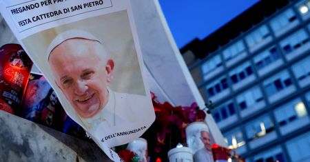 Stan papieża się poprawia. Możliwe spotkanie z królem Karolem III