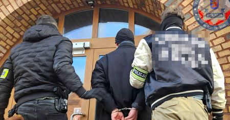 Rzucił butelką w wóz strażacki. Jest akt oskarżenia