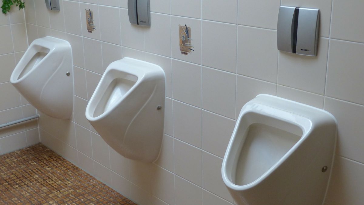 Pracownik basenu próbował udrożnić zapchany pisuar