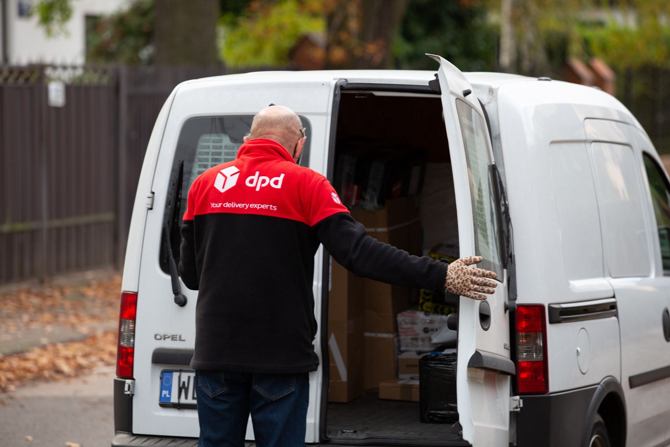 kurier kurierzy przesyłka dpd dhl inpost dostawa przesyłki